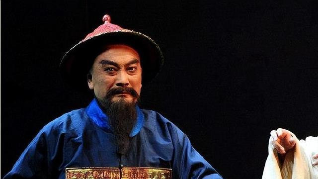 清官告老还乡，装十几箱砖头充脸面，皇帝知道后下令：全换成真金
