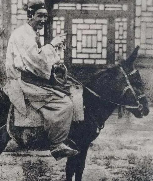慈禧看戏遇讽刺，刘赶三胆大包天，真皇帝站着成笑谈