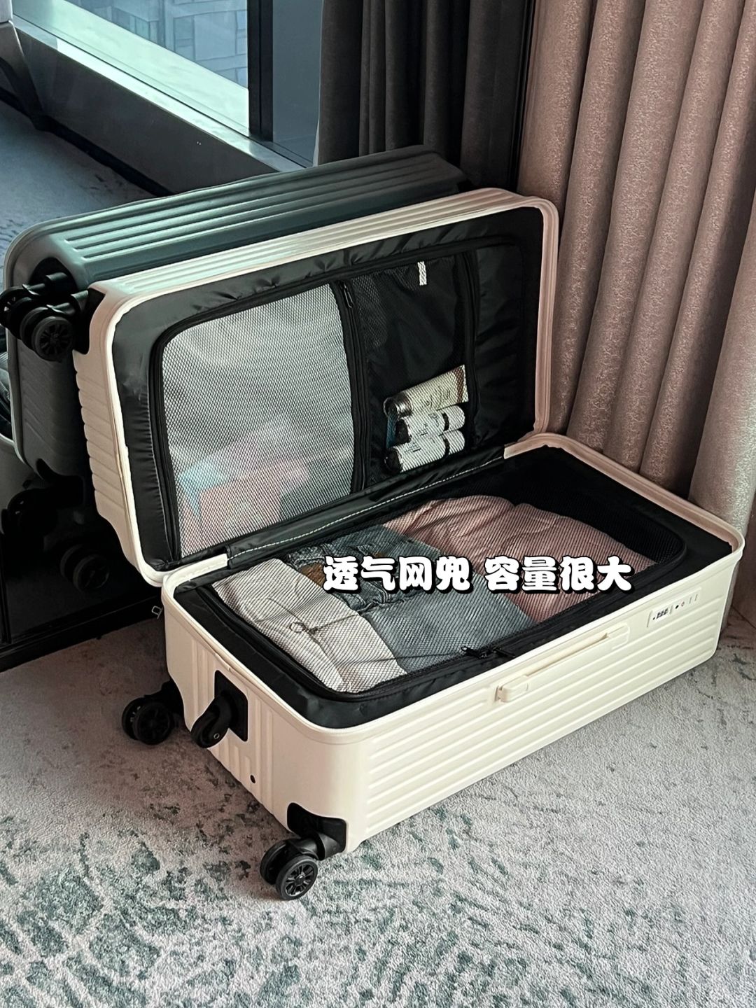挑了好久挑到性价比高的行李箱🧳
奶白色真的很好看，颜控一眼就爱
总结几点可以吹