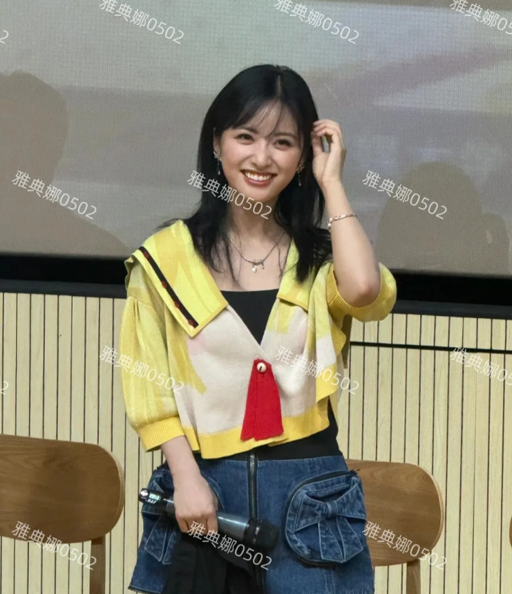 中传见到沈月了，她真是神颜长了一张初恋脸，大眼睛特别有神，笑起来甜美可爱特别令人