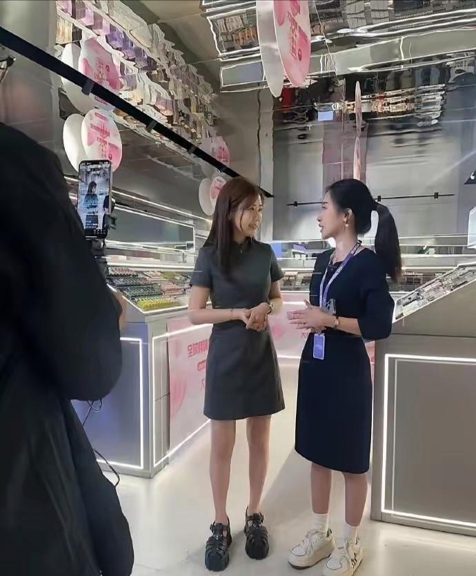 36岁的福原爱状态真好，看上去好年轻，圆脸就是耐老