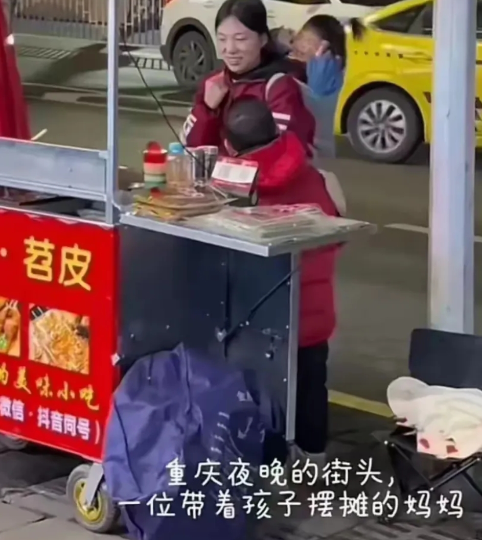 女子带两娃摆摊后续:身世曝光，老公自杀，本人回应二婚被赶出家门！

原来，这名女