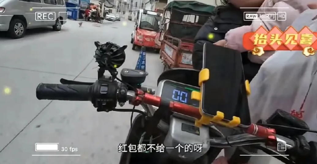 没脸没皮，春节期间一女子点外卖竟然是为了红包，当小哥外卖送达时，女子抱着孩子质问