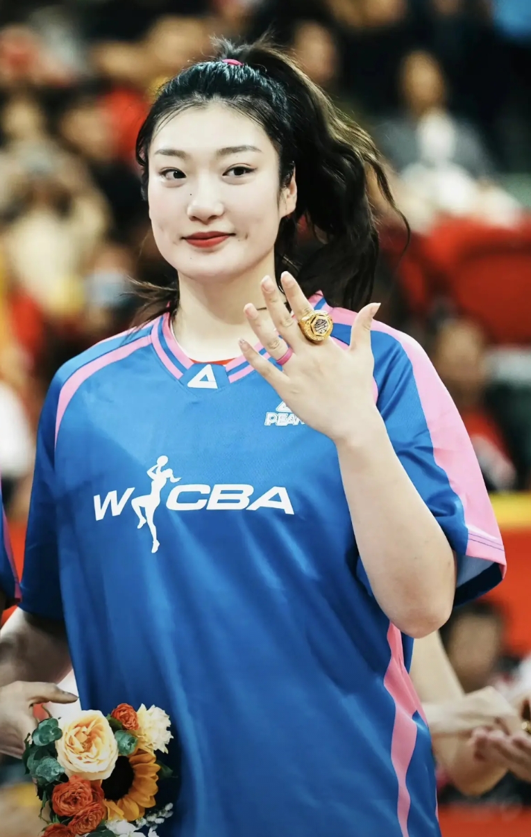 女篮李梦的原生家庭

1. 李梦的父亲患有尿毒症，需要定期进行血液透析治疗；
