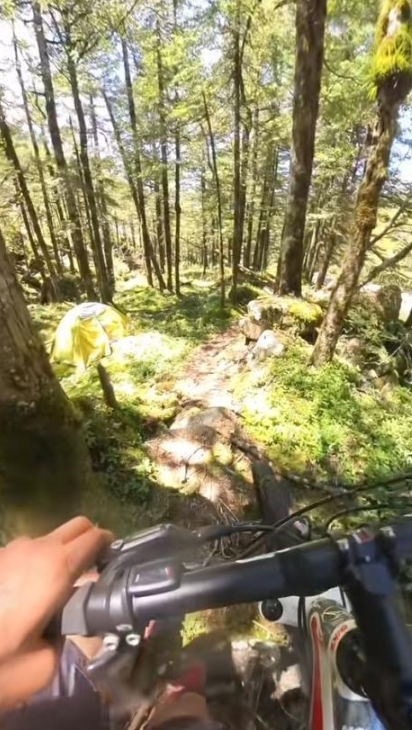 “鳌太线”是驴友们的称谓，即纵贯秦岭两个主峰鳌山与太白山拔仙台之间的一条主脉线路