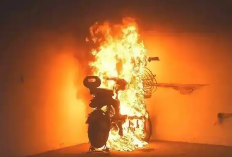 江苏泰州，一18岁小伙子从网上购买了一辆二手电瓶车，怎料仅仅过了12天，电瓶车就