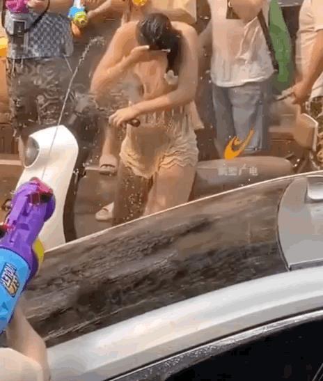 泼水节穿这样，也是需要勇气的