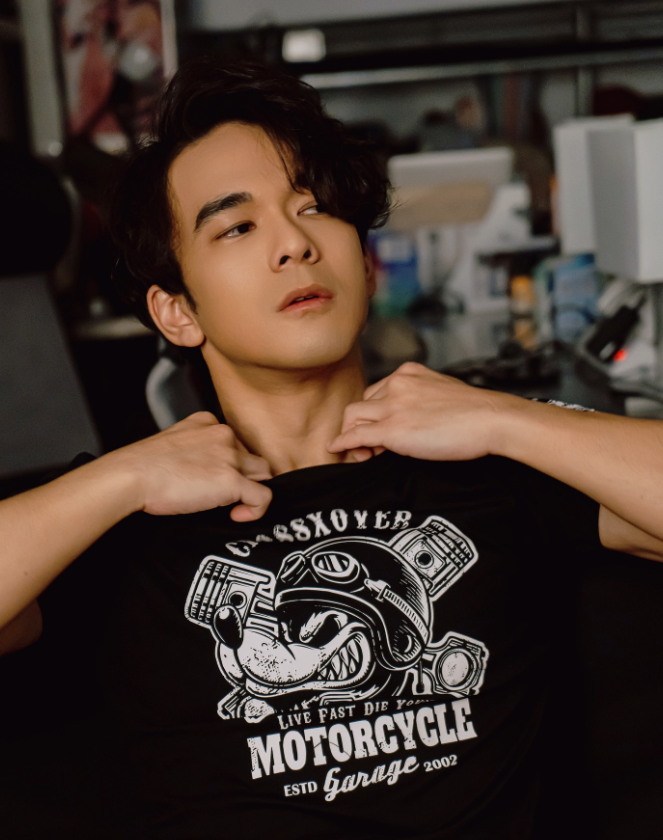 他是香港著名男星钱小豪的儿子，现在职业也是演员，外貌遗传到父母好基因，感觉比爸爸