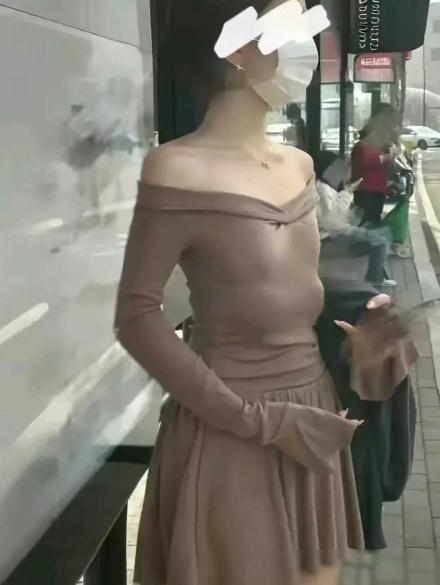 咋回事呢？这位女士竟然还不知道，只好上车时用手挡着眼睛了。