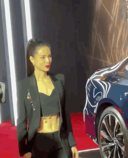 医美可以留着容颜，但身材管理还是得自己管住嘴迈开腿，自律锻炼才行。看女星李若彤的