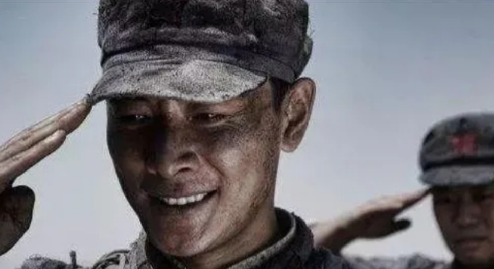 1935年的一天，青年干事为红军筹粮反被土司抓走，萧华同志前去谈判。对方：留下他