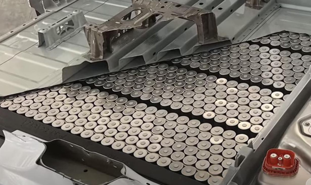 听我一句劝，不要再担心新能源汽车寿命。可以这样说，你的车报废了，你的电池也不可能