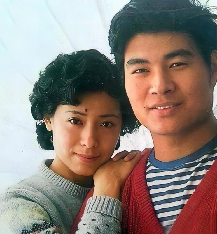 1990年，著名歌唱家关牧村经过丈夫的家暴后，看着墙角默默垂泪的儿子，毅然选择离