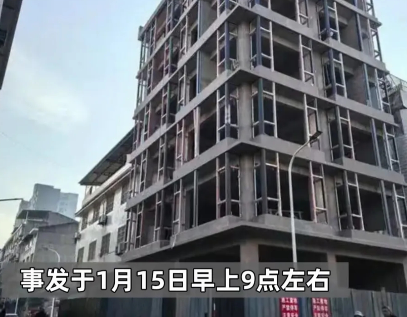 近日四川绵阳，一50岁女子到菜场买菜，路过一栋6层的自建房时，突然，一根钢筋从天