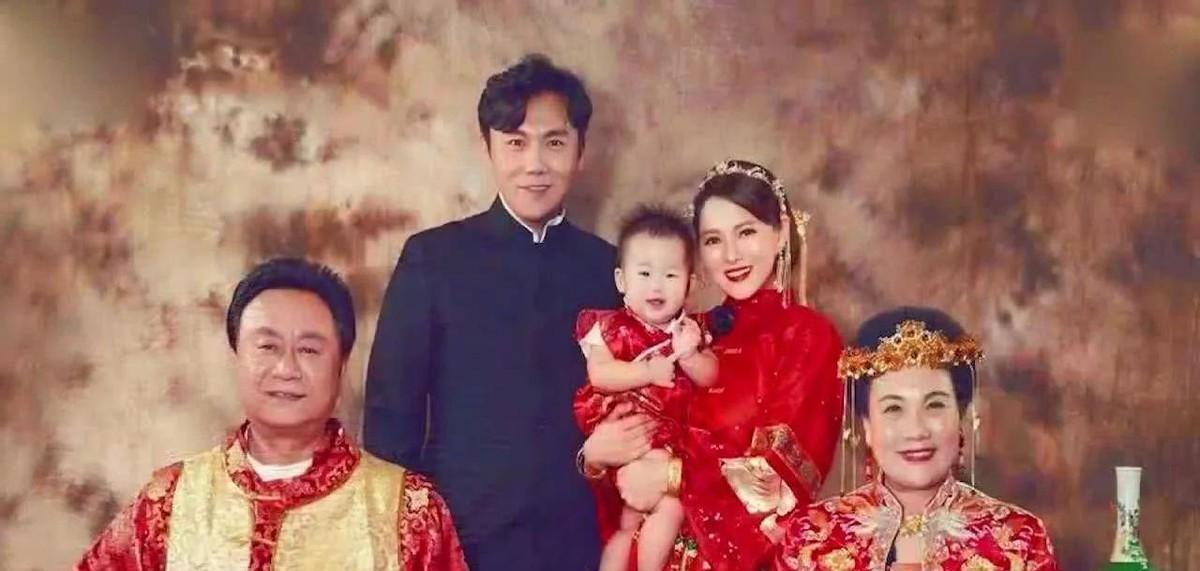 秦昊当年追求伊能静，可谓是一场“硬仗”。两人相识于一次聚会，秦昊一眼认出自己心心