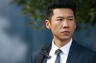 众多明星纷纷发文庆祝《哪吒2》票房过百亿，然而没想到，演员王骁却晒出了一张黑白色