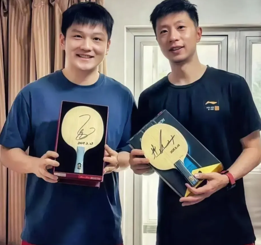 马龙和樊振东互动——伤感 8月28日，樊振东发文 “我们的荣耀， 我们的队长！”