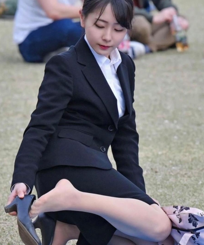 美女的动作不雅奥！哈哈哈哈 [大笑][大笑][大笑][大笑][大笑]