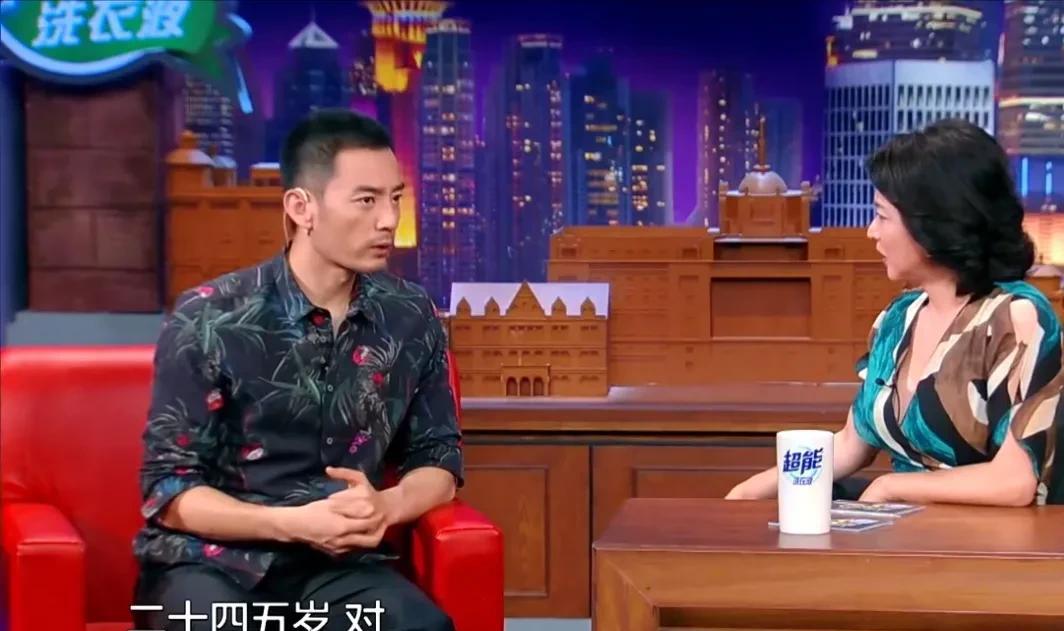主持人问李光洁：“当年你怎么会结婚那么早，然后没多久又突然的离了？”李光洁：“对