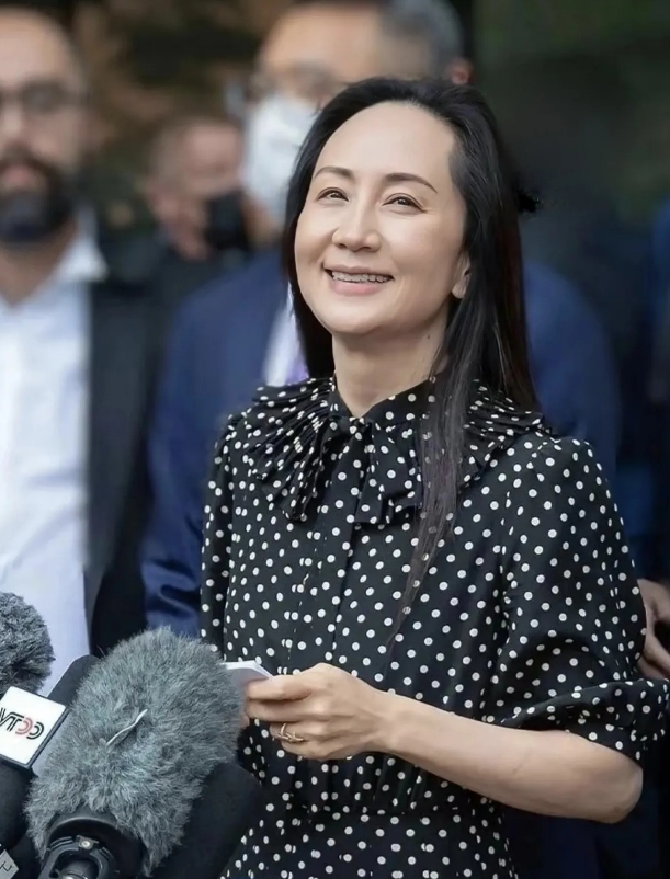 加拿大这回可尝到苦头了！
加拿大曾经为了讨好美国，把孟晚舟关了3年。现在美国给他