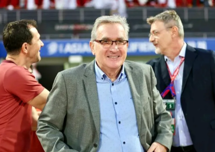 伊万有一点是里皮和高洪波都做不到的！只有米卢做到，米卢最终带领国足进了世界杯，所