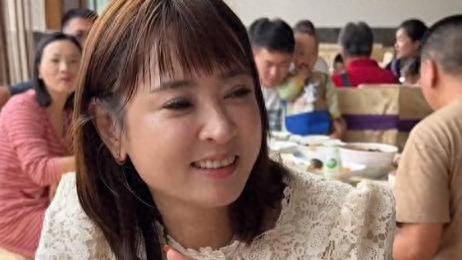 晋妈回云南参加优优姑姑婚礼，竟然送了三样大礼，出手太大方了