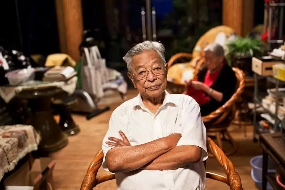 一日，褚时健在曼蚌糖厂一线找问题时，东瞧瞧，西摸摸。工人对他不屑一顾，以为又是领