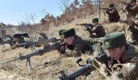 关于朝鲜士兵赴俄参战的消息，就像一盆冷水浇在了原本就紧张的俄乌局势上。

韩方称