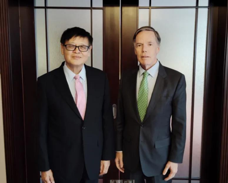 美国驻华大使伯恩斯今天（9月30日）发文说：“很高兴能和贤名远播的学者王缉思见面