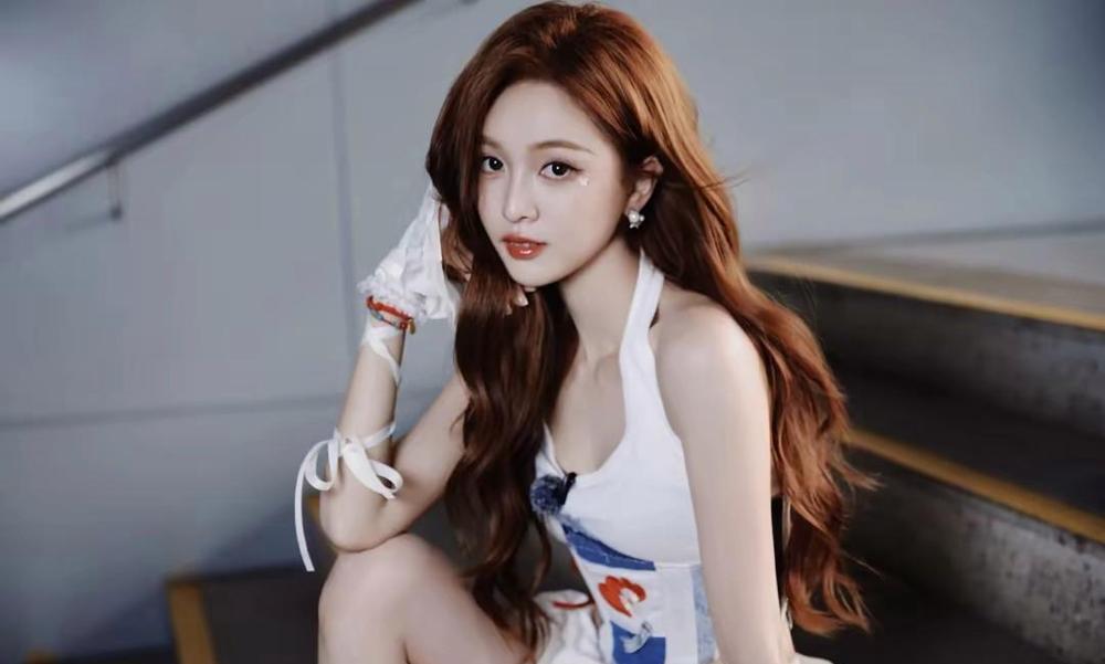 看到吴宣仪穿了拉拉队服，校园里炸锅了！
“宣仪真的是太会穿了，这一身拉拉队服简直
