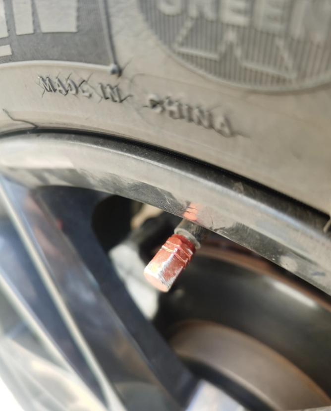 
现在非常流行的铝合金气门嘴帽最好不要用，用了之后很可能拧不下来，还是原厂的塑料