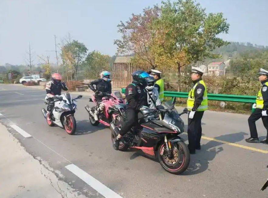 


地狱级笑话，一位知名人士参加美国学术会议时，主持人先感谢了摩托车驾驶员。
