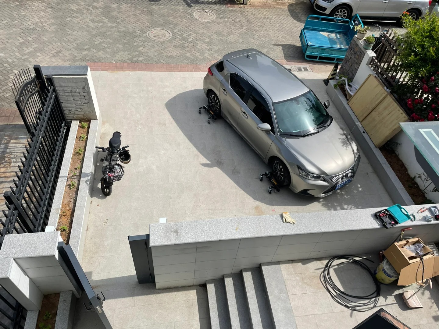 牛B的车，霸道地停在别人家院子！
打他电话也不接，打他家人电话，一接就关机。只好