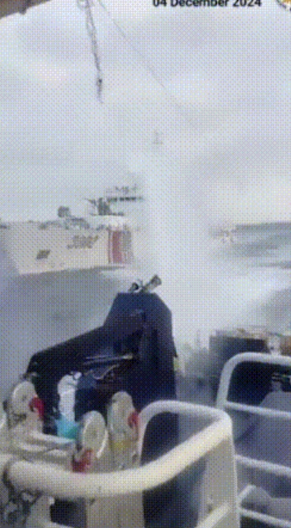 黄岩岛发生激烈对抗，中国海军中国海警齐出动，不怕撞船，发射水炮！