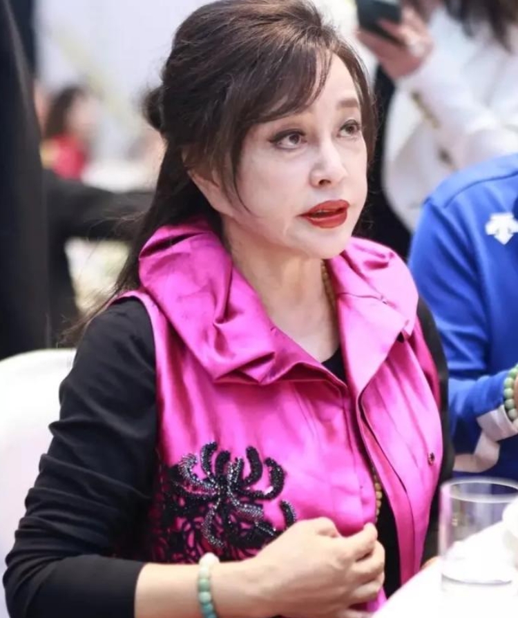 妈呀！她的脸怎么了？
模样变化太大了，看着吓人。虽然没有皱纹却塑胶感满满，看着别