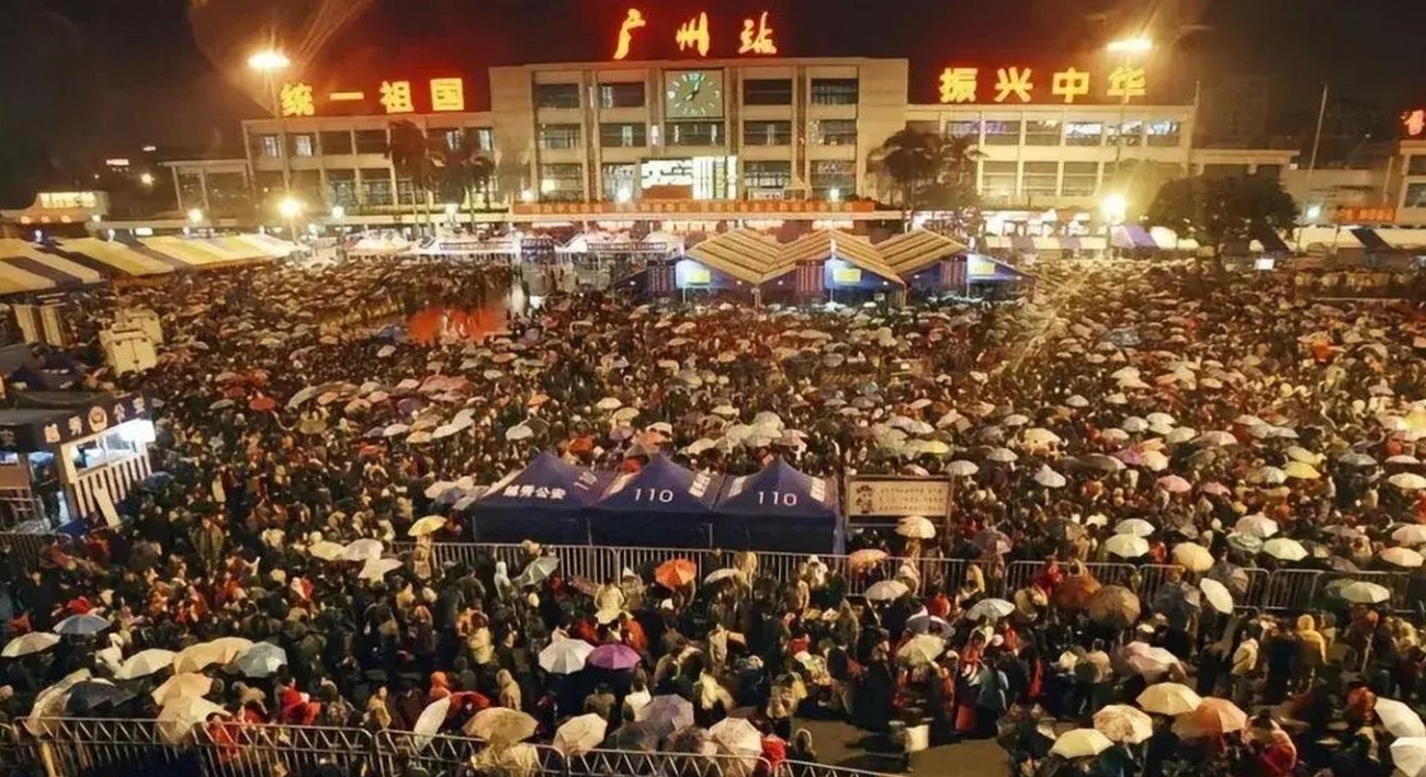 史上最惨春运！40万人被困广州站11天，无数旅客高举双手：“我们有票，为什么不让