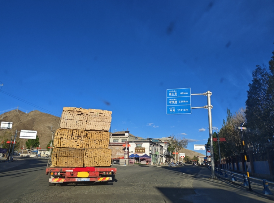 新手在国道开车被人频繁按喇叭不是没有原因的。
国道开车的路况非常复杂，很多新手到