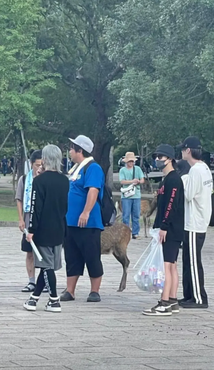 日本奈良公园专门拍摄中国游客“不良行为”的团队，五六个人，专业设备，听见中国口音