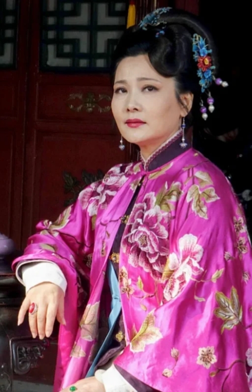 5岁时母亲离去，留下她与父亲相依为命