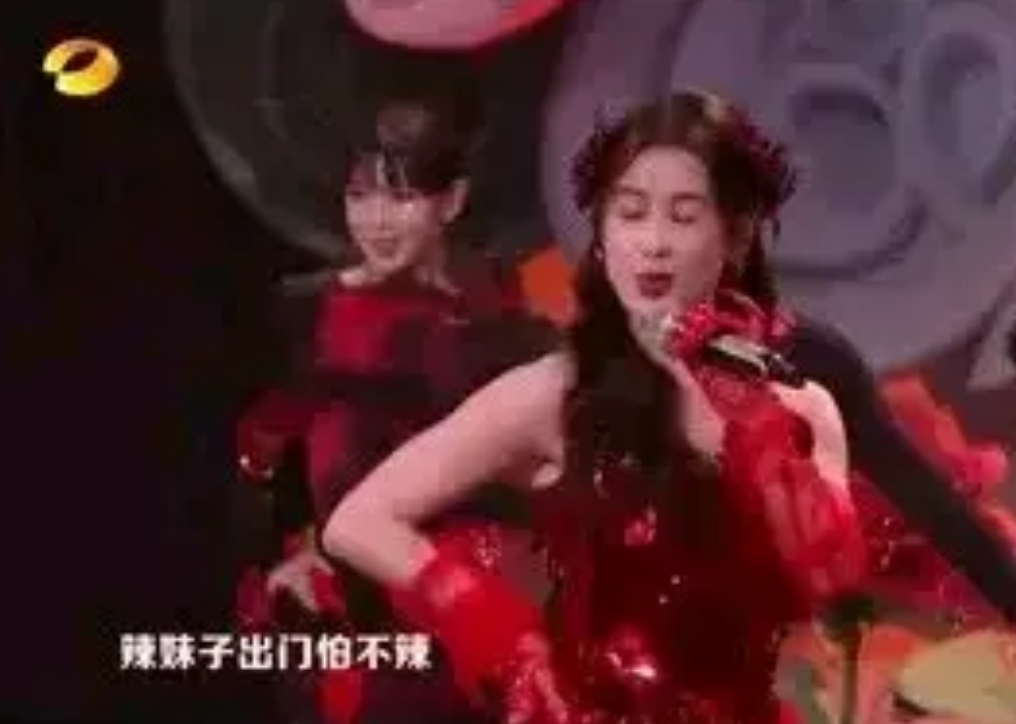 黄圣依越是在舞台上明艳动人，离她的婚姻就越来越远。

杨子希望夫唱妇随，而圣衣偏