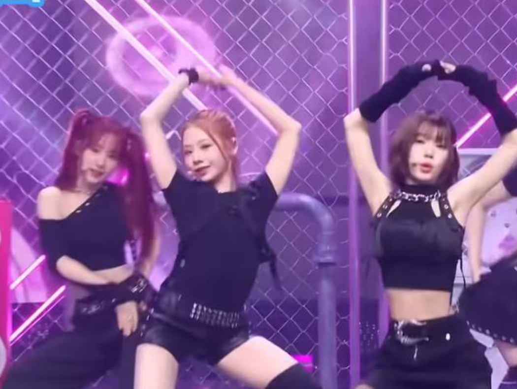 细思极恐！韩国13岁女爱豆，乳牙还没换完，就开始出道了。

这名出生于2011年