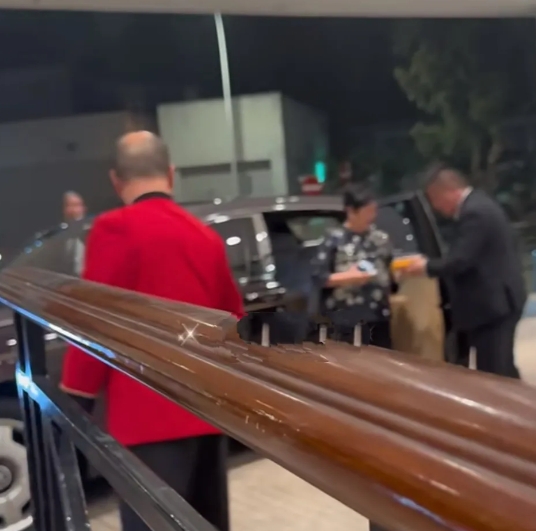 杨受成老婆陆小曼做人真的很仔细，别人帮自己开车门也给一个红包。本来以为只有希望人
