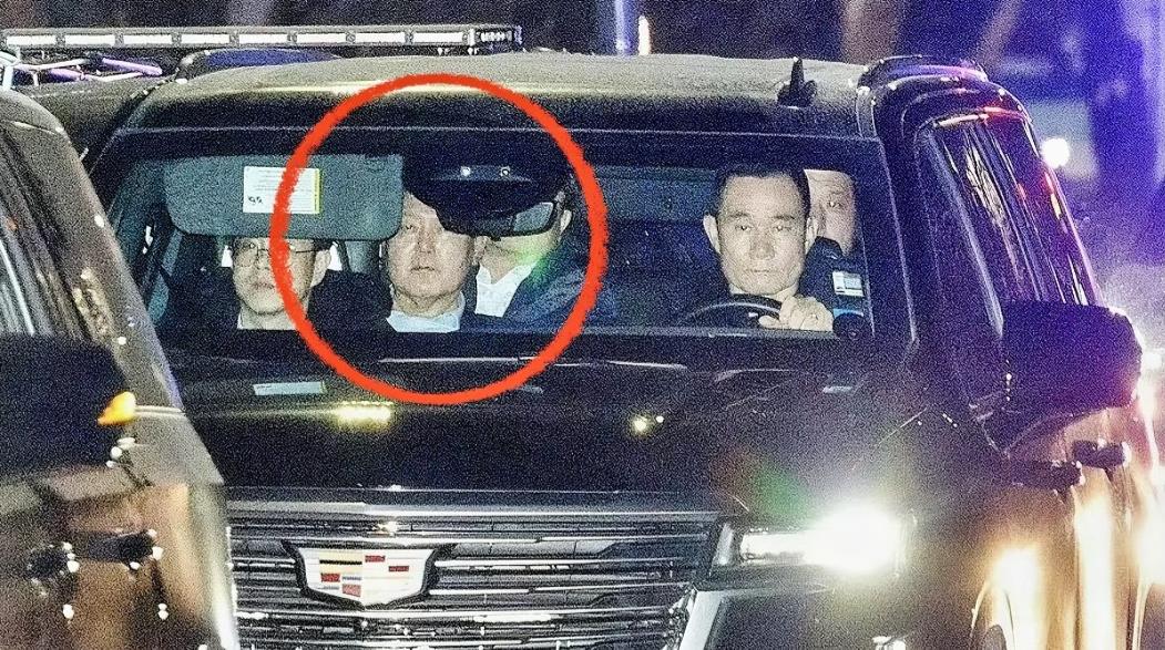 太尴尬了！韩国总统尹锡悦接受公调处调查后，一天内的饮食被曝光，中午被曝吃的盒饭，