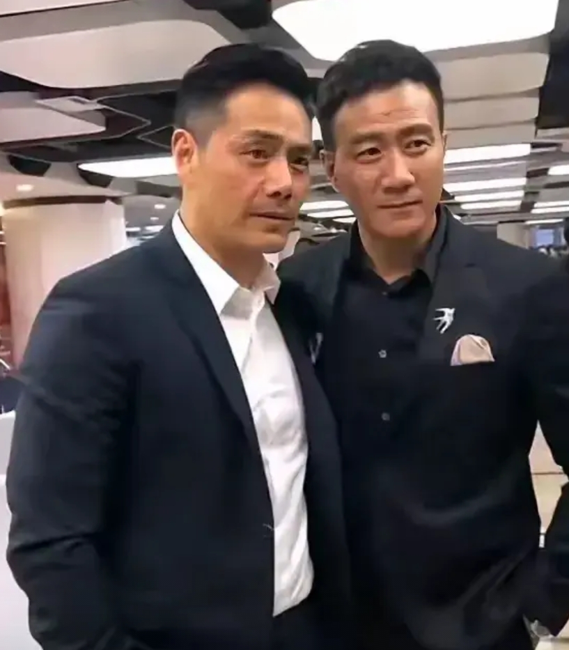两大猛男同框比帅！论个头，胡军略胜一筹！论名气，胡军遥遥领先！论长相，胡军再拿一