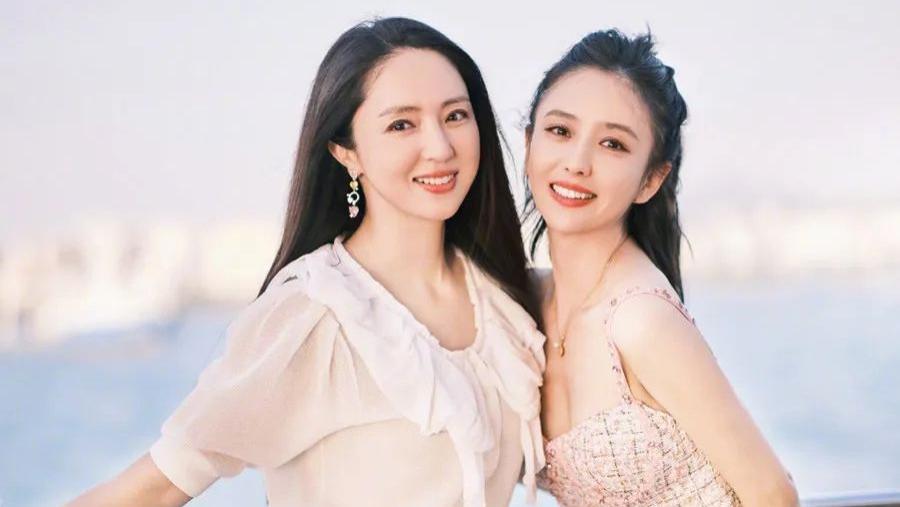 董璇携闺蜜佟丽娅出游，二人共用一张脸气质却大不同，一个美艳贵妇，一个公司总裁