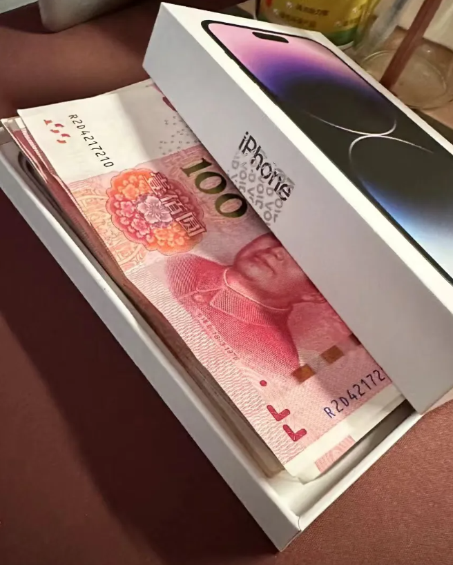 快过年了，今天在家里打扫卫生，发现了好几个手机盒，没啥用就准备扔了，我有个习惯，
