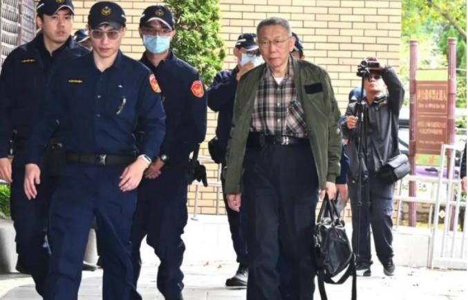 台北最新消息柯文哲被裁定羁押禁见。
台北市前市长柯文哲涉贪污被起诉，台北地院上月