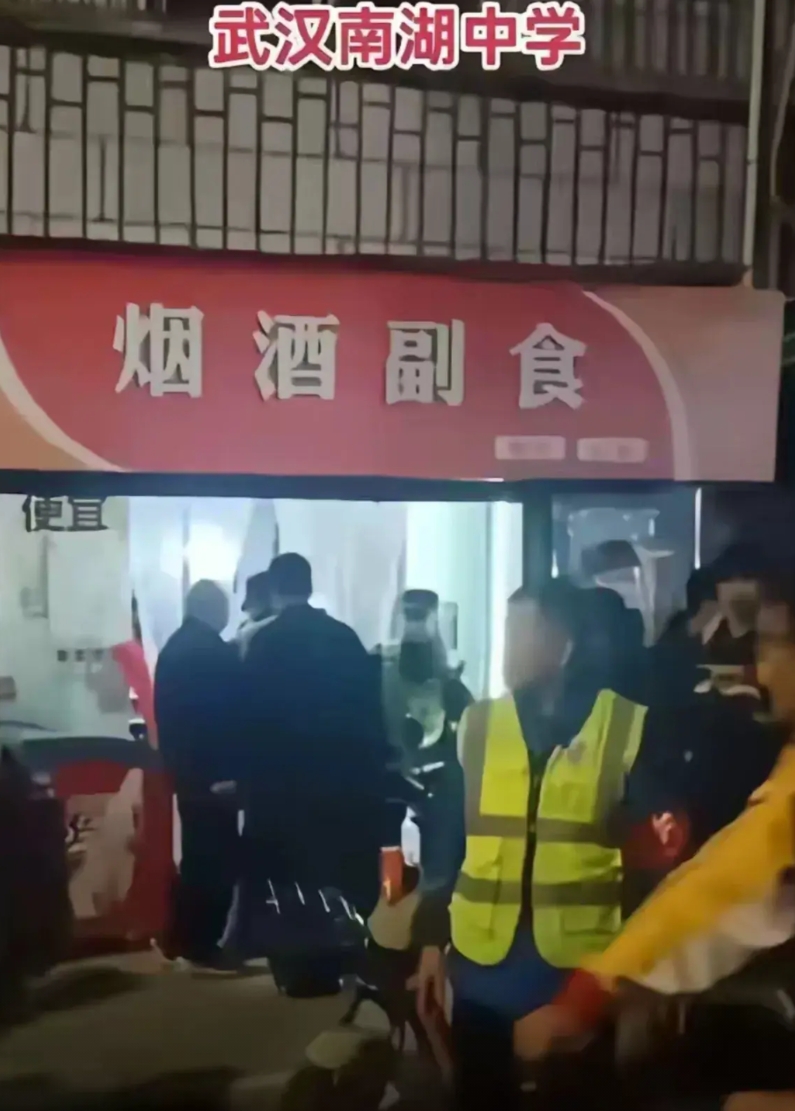 “你算什么东西”，毁掉三个家庭！这一句武汉南湖中学门口血案
武汉南湖中学门口，接