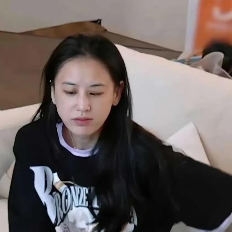 黄圣依素颜看起来算不算美女，黄圣依现在也自由了，也有自己的财产了，杨子还打算再次