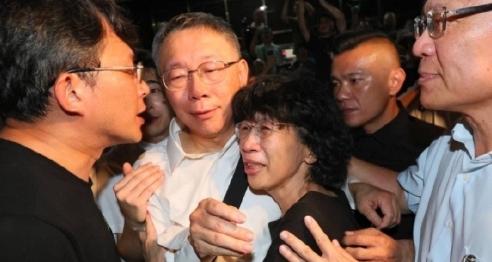 最近台湾岛内的政坛颇有些热闹可看，最大的新闻就是民众党主席柯文哲因涉嫌贪污，被地